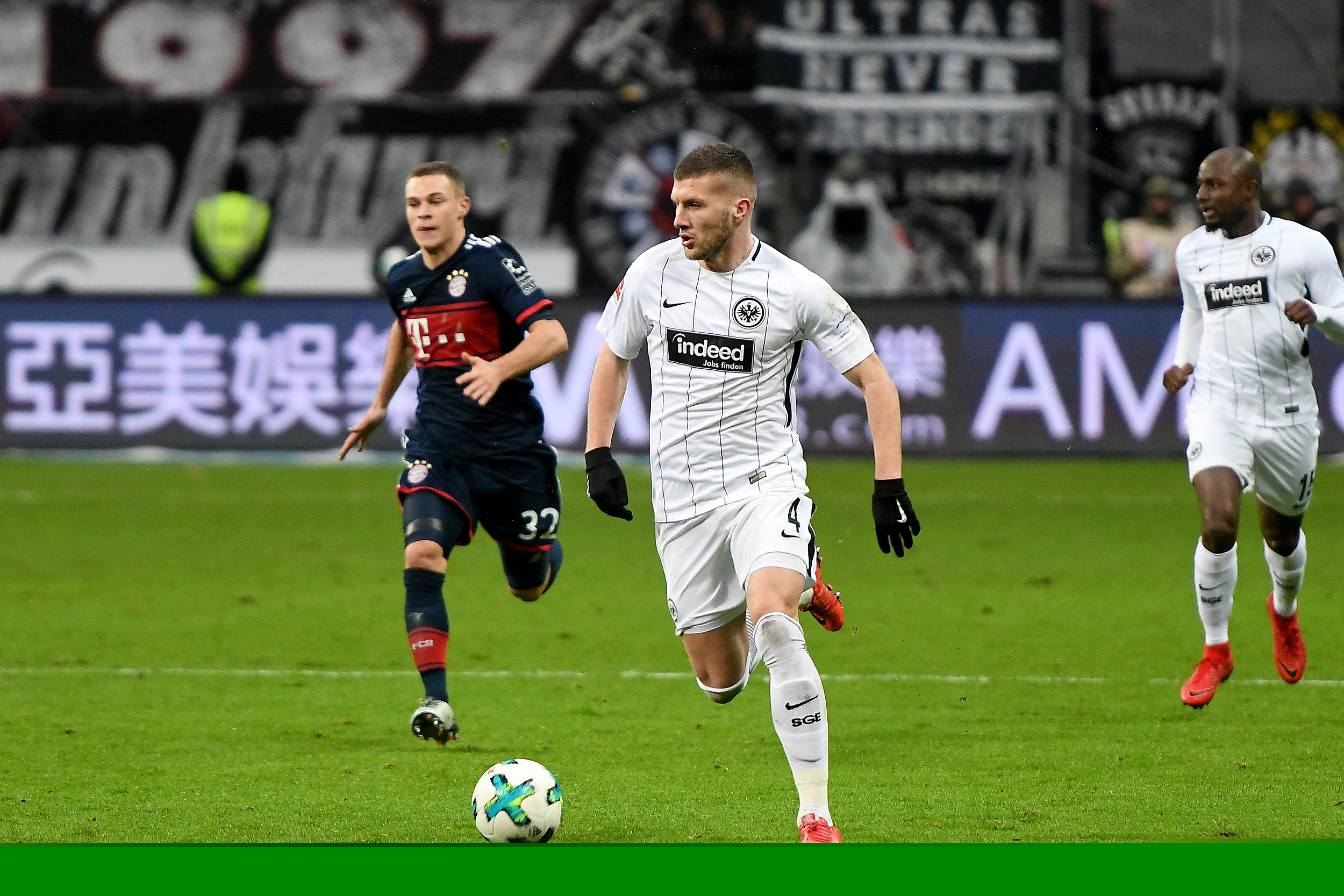 穆雷砍50+且投篮命中率超75%场次，后卫领域仅次于乔丹（单场50+且命中率75%以上的场次，穆雷在后卫中仅逊乔丹）