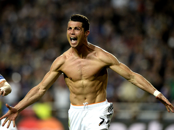 萨福诺夫成本世纪以来，首位在点球大战4次扑点的大巴黎门将（萨福诺夫创纪录，成巴黎本世纪首位在点球大战扑出4点球的门将）