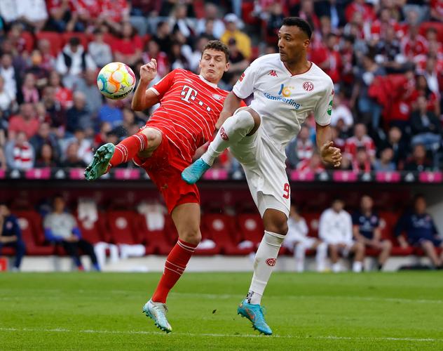 欧冠淘汰赛门票暴涨引发球迷抗议（欧冠淘汰赛票价飙升，球迷群起抗议）