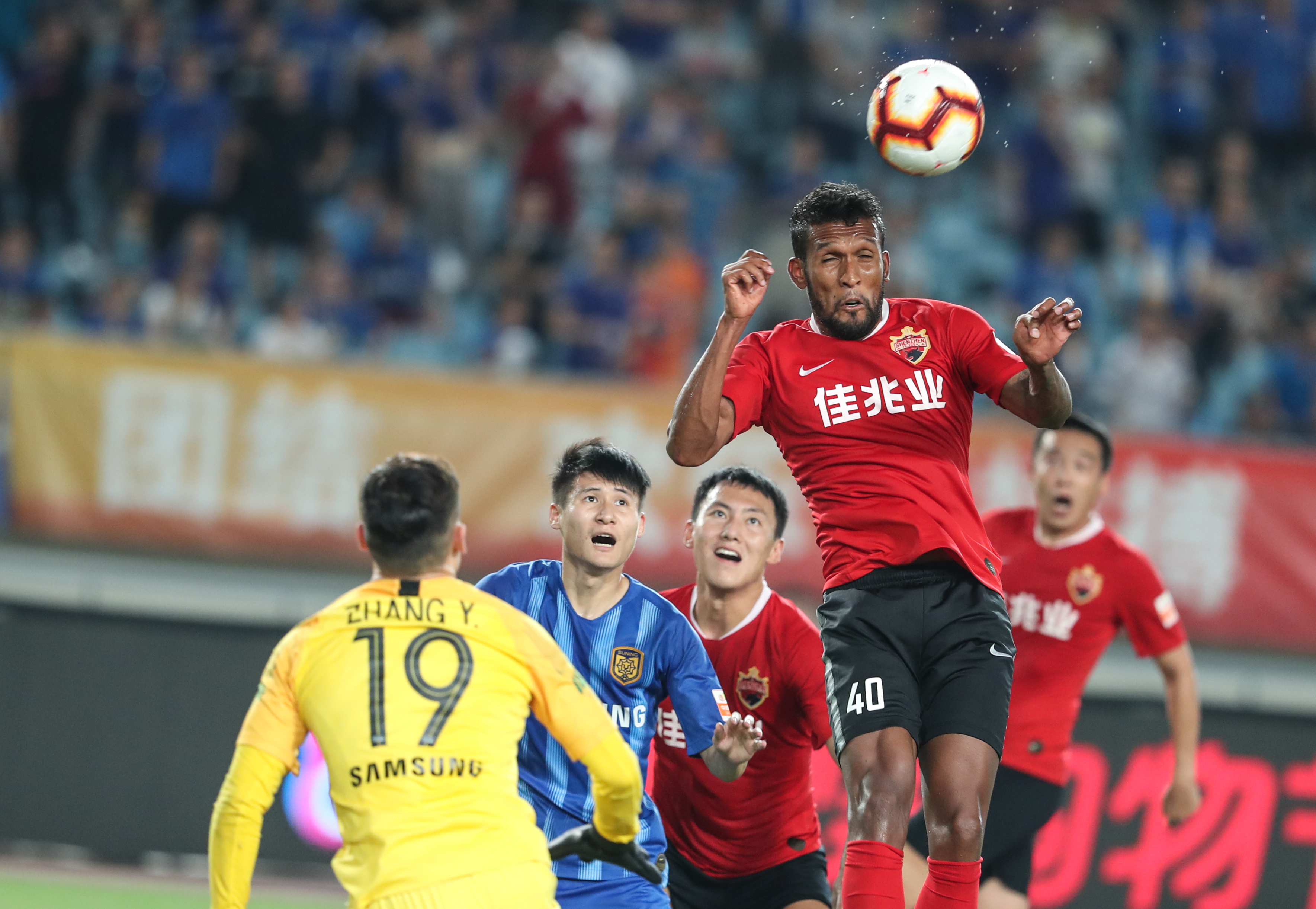 米体：法国电视台取消转播年轻人vs里尔，因前者胸前广告违规（米体：法国电视台因胸前广告违规，叫停年轻人对阵里尔的转播）