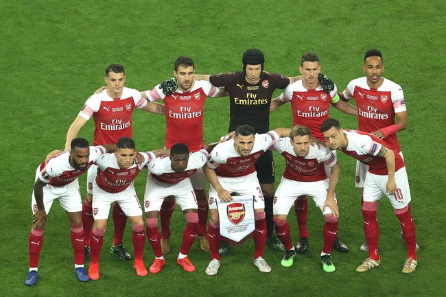 阿利亚迭雷父子分别身穿皇马与阿森纳球衣，晒出对弈图片（阿利亚迭雷父子身披皇马与阿森纳战袍，分享对弈照）