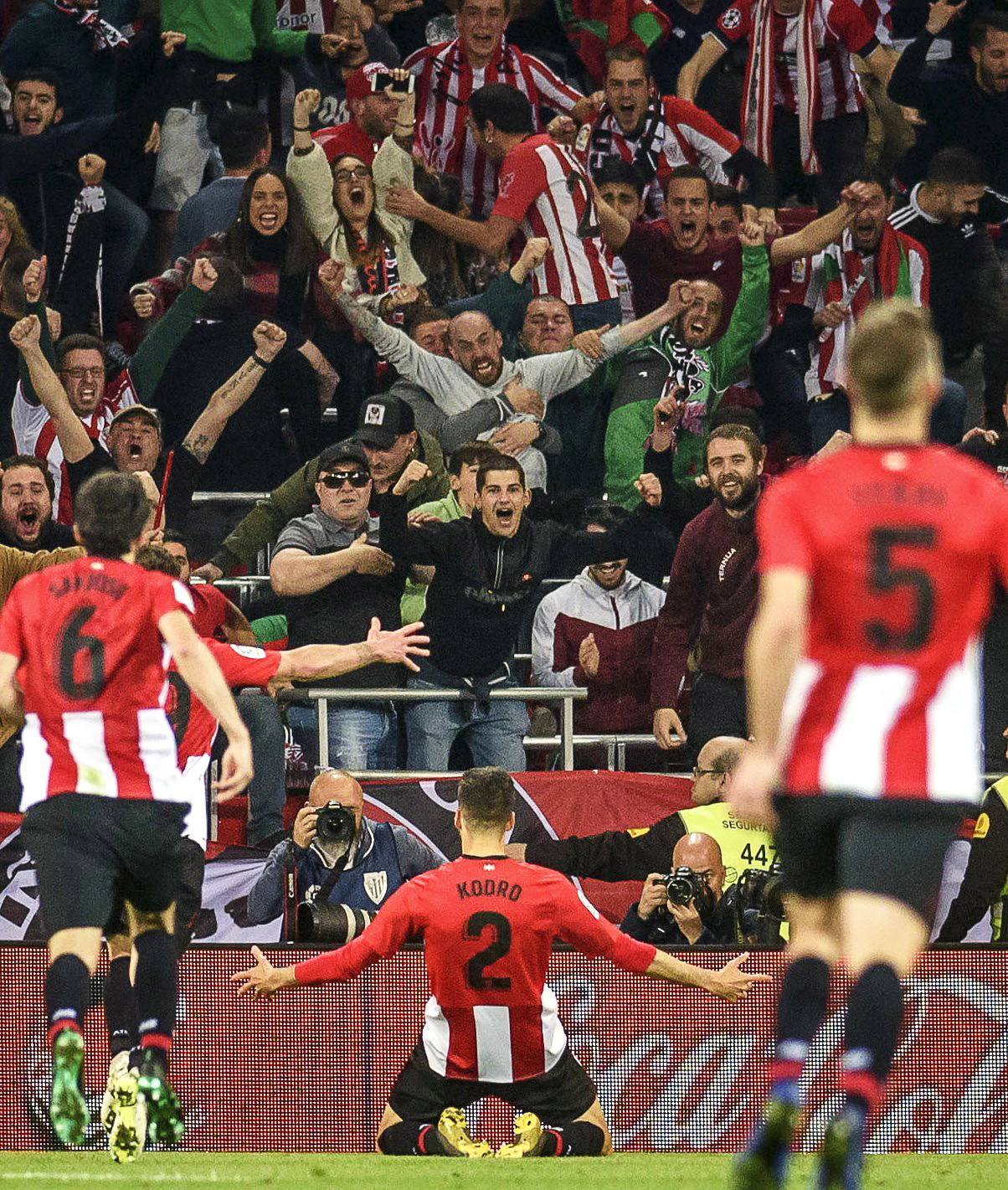 2025中足联颁奖：张志雄、彭啸分获中甲乙最佳青年球员（2025中足联颁奖典礼：张志雄、彭啸分别荣膺中甲、中乙最佳青年球员）