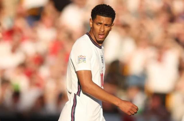 舍甫琴科：AC米兰本赛季有能力问鼎意甲，莱奥还有提升空间（舍甫琴科：AC米兰具备本季夺冠实力，莱奥仍有进步空间）