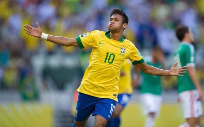 法兰克福球迷诺坎普燃放焰火投掷玻璃杯（法兰克福球迷在诺坎普燃放烟火并投掷玻璃杯）